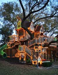 Christmas Decorations A Play Of Lights In Your Garden Nyc Gingerbread Snowballlanterns Frontyard York Baumhaus Coole Baumhauser Kinder Baumhaus