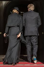 In verband met corona zal dit jaar aan de dodenherdenking, volgens de nu geldende richtlijnen, aandacht worden besteed. The King And Queen Of The Netherlands Attend National Remembrance Day Ceremony 2020 Royal Portraits Gallery In 2020 Remembrance Day Queen Maxima Of The Netherlands Queen Maxima