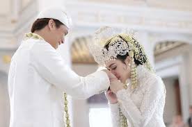 Masih banyak galeri foto selebriti, gambar film dan potret olahraga terbaru yang wowkeren koleksi setiap hari. 99 Contoh Baju Kebaya Akad Nikah Hijab Kekinian Modelbaju Id