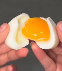 Mấy bà biết cách nào luộc trứng được như vầy không chỉ t với ...