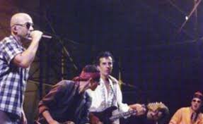 Referente e icono del rock nacional. La Polemica Frase Del Indio Solari No Me Puedo Hacer Cargo De Cinco Tipos Que Te Tiran Cascotes Y Se Matan Infoveloz Com