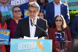 El actor Eugenio Derbez denuncia la intimidación a los latinos en Estados Unidos y llama a defender el voto
