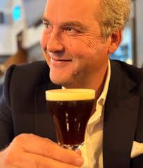 My everyday happy juice 💚 Serves 2 INGREDIENTS 30g baby leaf spinach 100g  pineapple or mango chunks 1 banana ¼ cucumber, sliced 2 sticks of celery,  sliced 2 inches of fresh ginger,