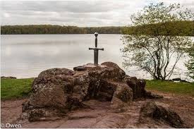 Face Au Lac De Tremelin Excalibur Fichee Dans Le Rocher Foret De Broceliande Broceliande Foret De Paimpont