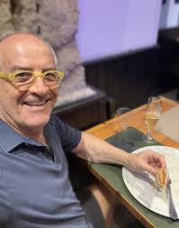 A Napoli, by now my familiar "pizza pose". Just enjoyed another margherita!  See you in September. Schedules are