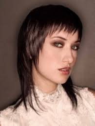 We then have our simple layered look for wavy hair, which complements the beachy waves you possess and gives your hair a cheery and carefree vibe. Medium Razored Layered Haircuts