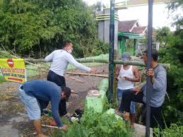 Harga cetak spanduk dihitung dari luas per meter persegi dengan harga ongkos kirim ditanggung pemesan dengan biaya tergantung pada berat spanduk dan jarak. Gapura Masuk Mantren Kidul Dan Nglorog Ditutup