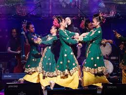Ramarama nyanyian ella di istana budaya promote. Berhijab Tak Jadi Halangan Ella Beraksi Di Konsert Unplugged Ramai Tak Sedar Lagu Ratu Rock Ini Berunsur Kerohanian Hijabista