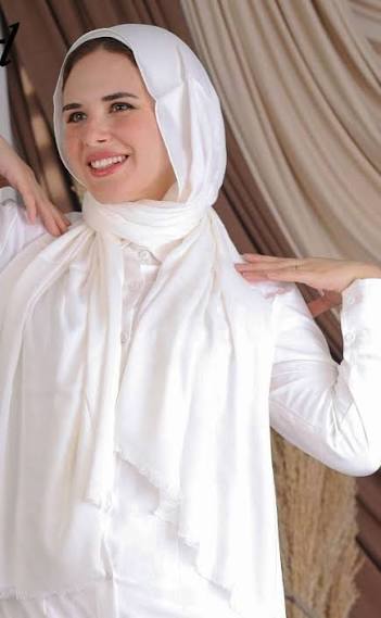 عروض على الطرحه البيضاء بمناسبه عوده الدراسه طرح بيضا كريب طرح قطن تحفففه مش بتحرر حجم كبير و حجم صغير لبنوتات اعدادى عرض على الشيميز الابيض و كل سنه و انتو طيبين