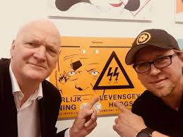 Arnold karskens (1954) is oorlogsverslaggever en gespecialiseerd in onderzoek naar oorlogsmisdadigers. Weblog Bye Bye 2018 Arnold Karskens Journalist Van Het Volk