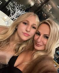 Little late, but had the best NYE with my fav blondes, @chloelukasiak and  @claralukasiak 💗💗💗 📸: @momentsbykait