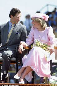 Photographs of the wedding of prince charles and lady diana spencer on july 29, 1981, have become iconic over the years, from those of diana walking up the due to the great interest in diana still held by people in the u.s., livingstone believes that this collection of pictures will sell for many. Queen S Former Press Secretary Says Charles And Diana Were In Love Daily Mail Online