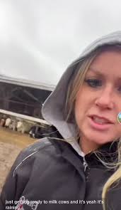#fypage #wisconsin #farmersdaughter #farmersdaughterwisco #jenessa  #farmlife #farming #blowthisup #usatoday #trend #summer #cows