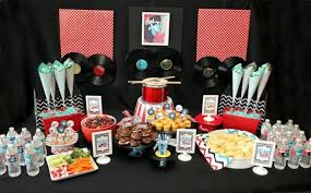 50er Jahre Party Mit Vielen Sussigkeiten Schallplatten Deko Und Einen Trommel 60er Party Geburtstag Party Ideen Rockabilly Hochzeit
