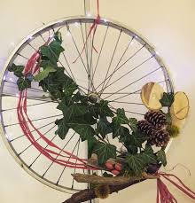 Herbstdekoration Aus Einer Fahrradspeiche Mit Efeu Baumscheiben Und Hagebutte Natur Naturmaterial Kreativ Bastelnmitk Mit Bildern Herbst Dekoration Dekoration Kreativ