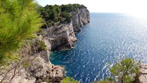 Nalazi se na jadranskom moru, na hrvatskoj obali jadrana. Plaze Sa Slikama Bozava Dugi Otok