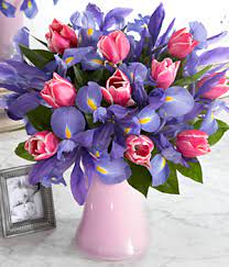 Tulips And Iris This Pink Tulip And Blue Iris Flower Bouquet Is A Perfect Anniversary Flower Gift Or Birthday Fl Blumen Muttertag Blumenarrangements Orchideen