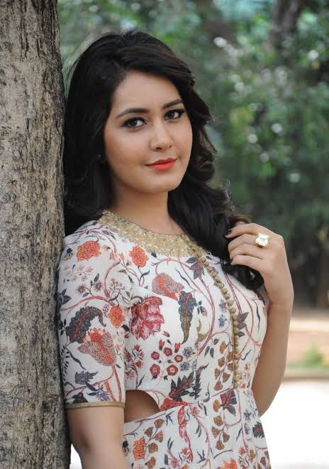 রাশি খান্না - ইন্ডিয়ান হট নায়িকা