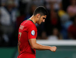 Gonçalo manuel ganchinho guedes is a portuguese professional footballer who currently plays for the spanish club valencia cf as a winger. Hg1ethjw6yk4em