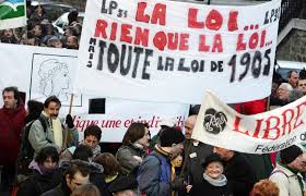 Ils reprennent les textes législatifs, mais se polarisent sur l'exercice du culte. La Loi De Separation De 1905 Entre L Eglise Et L Etat Et L Islam