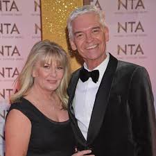 Stephanie lowe and phil met while both working at the bbc, when he was working on children's television and she as a production assistant. Phillip Schofield Nach 27 Jahren Ehe Outet Er Sich Als Homosexuell Gala De