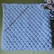 Alize Puffy Mint Yesili Fotografda Mavi Gibi Gorunuyor Sis Ve Tigsiz Orulen Battaniyenin Duz Renk Il Diy Knitting Projects Diy Knitting Knitting Projects