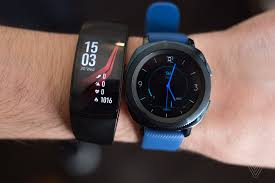 Buy the latest samsung gear sport gearbest.com offers the best samsung gear sport products online shopping. Samsung S Gear Sport Mixes Classical Design Cues With Modern Fitness Tracking The Verge