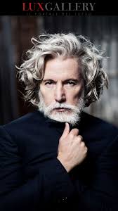 In questa gallery vi mostriamo tantissimi tagli di capelli grigi e brizzolati uomo dai quali prendere ispirazioni. 16 Ottime Idee Su Look Uomo Look Uomo Uomini Capelli Lunghi Capelli Brizzolati Uomo