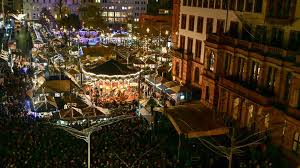 Der wiesbadener sternschnuppenmarkt besteht aus zahlreichen verkaufsständen an denen dem besucher weihnachtliche backwaren und warme speisen angeboten . Weihnachtliches Wiesbaden Auf Dem Sternschnuppenmarkt Wiesbaden Lebt
