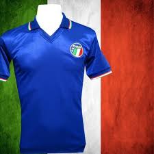O torcedor brasileiro aumentou seu interesse nas seleções nacionais de futebol após o início da copa do mundo feminina e da copa américa. Camisa Retro Italia Azul 1990