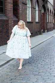 Plus Size Hochzeitsgast Outfit Auf Kathastrophal De Schickes Kleid Mit Paillettenverzierung Hochzeitsgast Outfit Kurvige Outfits Mode Grosse Grossen