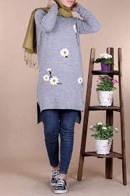 tesettur papatya desen triko tunik 8013 gri hafif yan yirtmaci onu kisa arkasi uzun modeli ve triko kumasiyla rahat bir giyim vadeden pap tunik triko gri