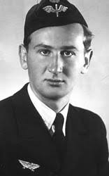 F6 Karlsborg 1940. Det lätta bombplanet B4 Hawker Hart med F4:a märkning,  utanför den så kallade B3-hangaren. Under siffran 4 på flygplanskroppen  finns barlastvikter av bly och via en genomgående stång även