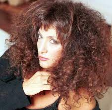 Scopriamo insieme tutte le curiosità sull'iconica artista degli anni '70 e '80, una cantante che ha regalato capolavori come montagne verdi. L Intervista Off Alla Straordinaria Marcella Bella Il Giornale Off