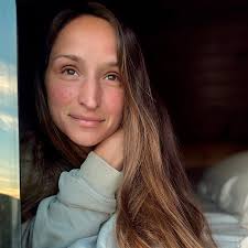 Sarah Foss's Instagram, Twitter & Facebook