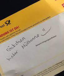 Das paket ist im dhl paketzentrum in der zielregion angekommen und wurde anschließend an um zu klären, wo sich ihr paket befindet und wann sie mit einer zustellung rechnen können, sollten sie was passiert mit meinem paket? Dhl Paket Mit Smiley An Mulltonne Geliefert News Inland Bild De