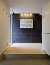 街角の週末住宅 玄関 石貼りの壁 玄関ホール 壁紙 玄関ホール インテリア 玄関 インテリア 一軒家