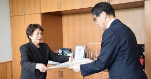 元人権擁護委員の武田さんへ法務大臣感謝状を伝達 八峰町