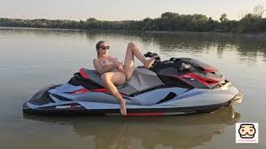 ジェットスキーでプッシープレイ