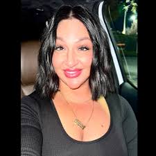 Who can do natural prom makeup in Jackson, TN?