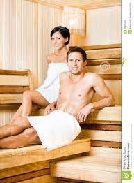 Halb Nackter Mann Und Frau, Die in Der Sauna Sich Entspannt Stockfoto -  Bild von hitze, gesundheit: 33408778