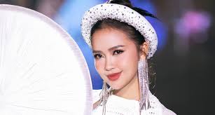 Dàn hoa hậu đổ bộ chùa Tam Chúc diễn thời trang