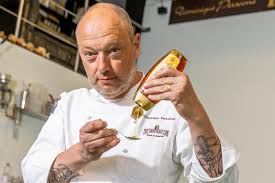 Dominique persoone (brugge, 24 september 1968) is een belgisch chocolatier. Topchocolatier Dominique Persoone Brengt Zijn Vrije Tijd Door Tussen De Bijen Pure Meditatie Foto Hln Be