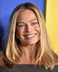 Margot Robbie has that pregnancy glow ✨