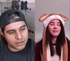 Divertido dúo con gorra con orejas que se mueven