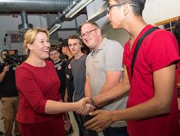 September 2010 bis märz 2018 war sie bezirksstadträtin für bildung, schule, kultur und sport des bezirks neukölln von berlin. Bundesjugendministerin Dr Franziska Giffey Zu Gast Bei Lernort Stadion Lernort Stadion