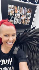 Who can take outdoor family portraits with a contrasty painterly portrait  style?