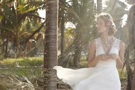 Alle unsere bestellungen sind kundenspezifische bestellungen. Vintage Inspirierte Brautkleider Fur Die Sommerbraut Bhldn Sommerkollektion Hochzeitsblog I Brautsalat