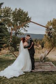 Owner and lead photographer, maija karin, strives to capture couples expressing their authentic selves in the images that she creates. Let The Earthy Autumnal Tones In This No Business Lodge Wedding In Mccall Idaho Inspire Your Color Palette Junebug Weddings