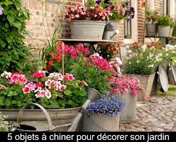 Idées récup parpaings, deco avec parpaing, meuble tv parpaing, banc parpaings, amenager son jardin avec des parpaings. 5 Objets A Chiner Pour Decorer Son Jardin